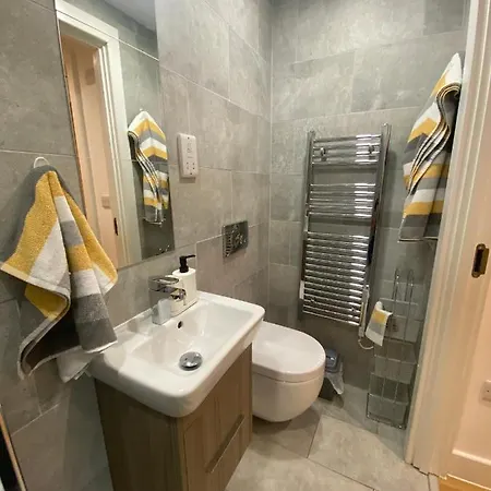Modern 2 Bed With Juliet Balcony - Dhb Leeds (West Yorkshire)