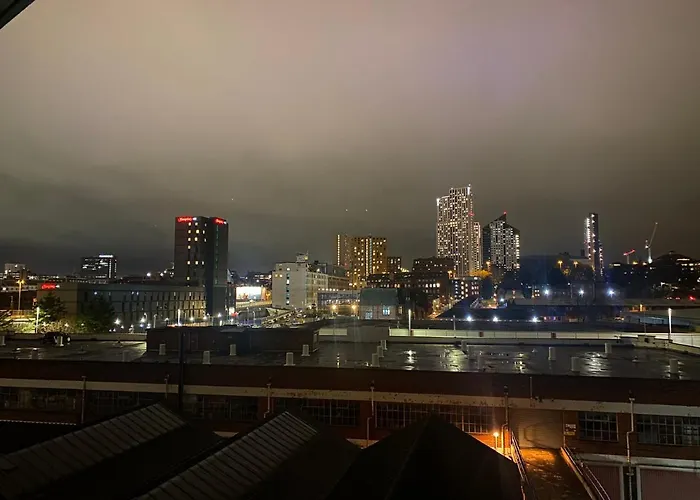 Modern 2 Bed With Juliet Balcony - Dhb