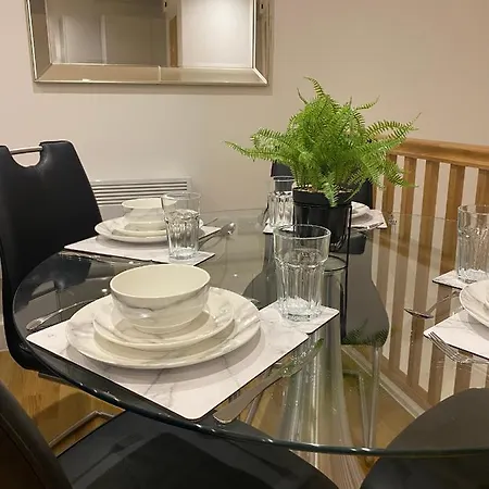 Modern 2 Bed With Juliet Balcony - Dhb * Leeds