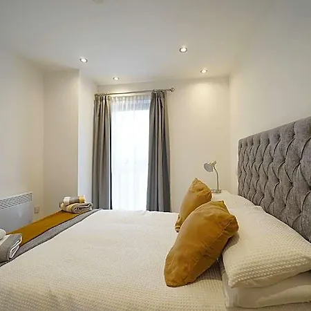 Modern 2 Bed With Juliet Balcony - Dhb Leeds