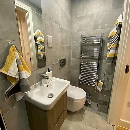Modern 2 Bed With Juliet Balcony - Dhb Apartman Leeds
