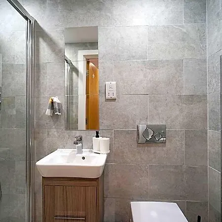 Modern 2 Bed With Juliet Balcony - Dhb Apartman
