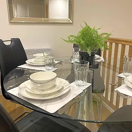 Modern 2 Bed With Juliet Balcony - Dhb * Leeds