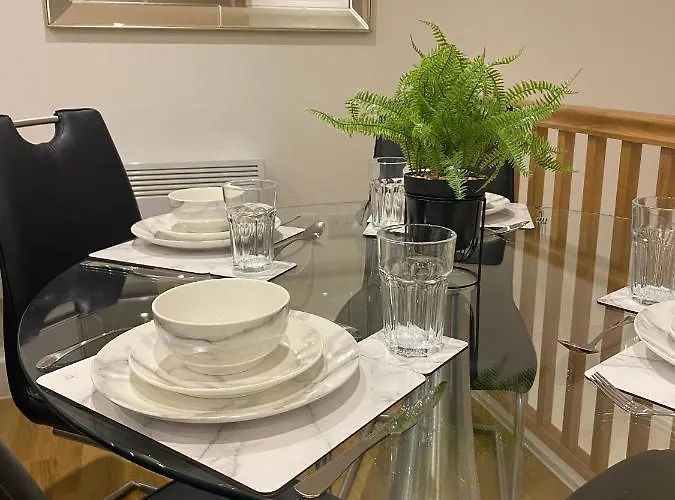 Modern 2 Bed With Juliet Balcony - Dhb * リーズ