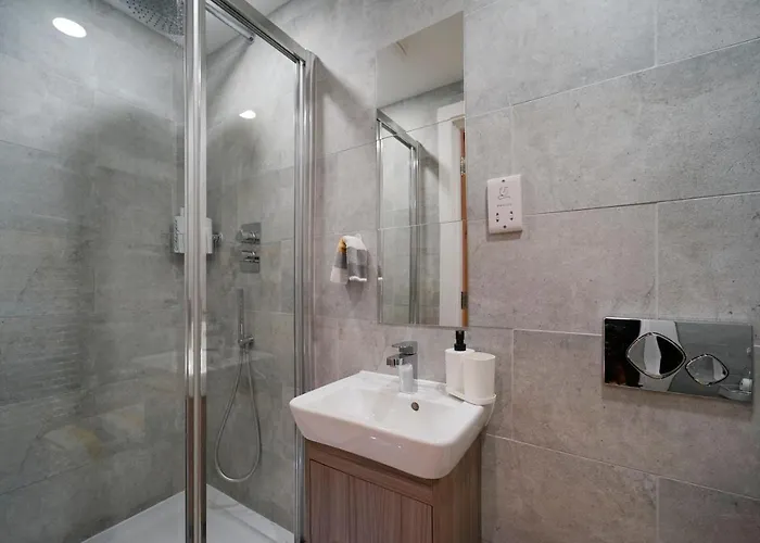 Lägenhet Modern 2 Bed With Juliet Balcony - Dhb *